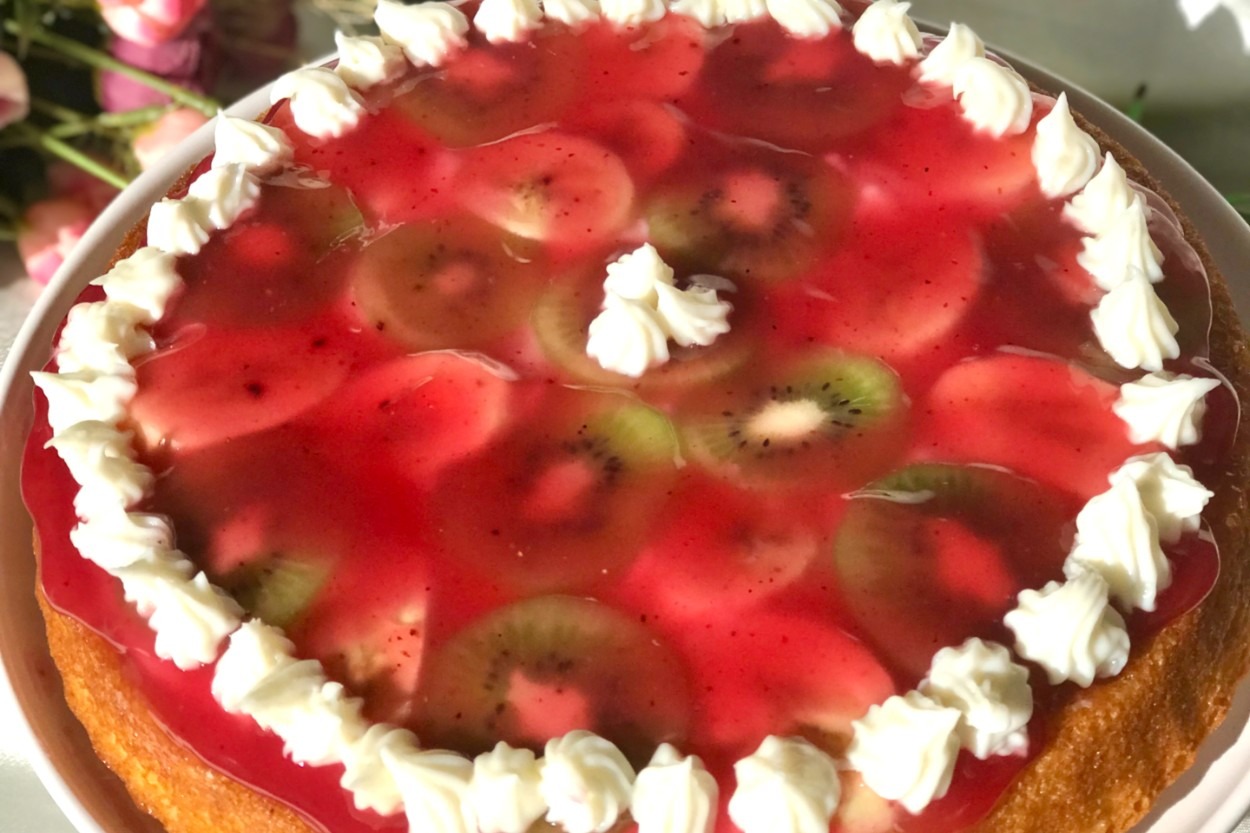 Yumuşacık Kekiyle: Meyveli Jöleli Tart Pasta