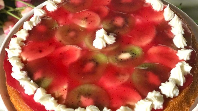Yumuşacık Kekiyle: Meyveli Jöleli Tart Pasta