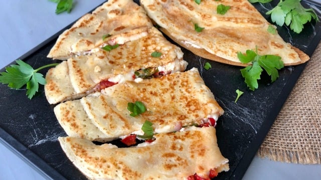 Evdeki Malzemelerle: Sebzeli Peynirli Krep Börek