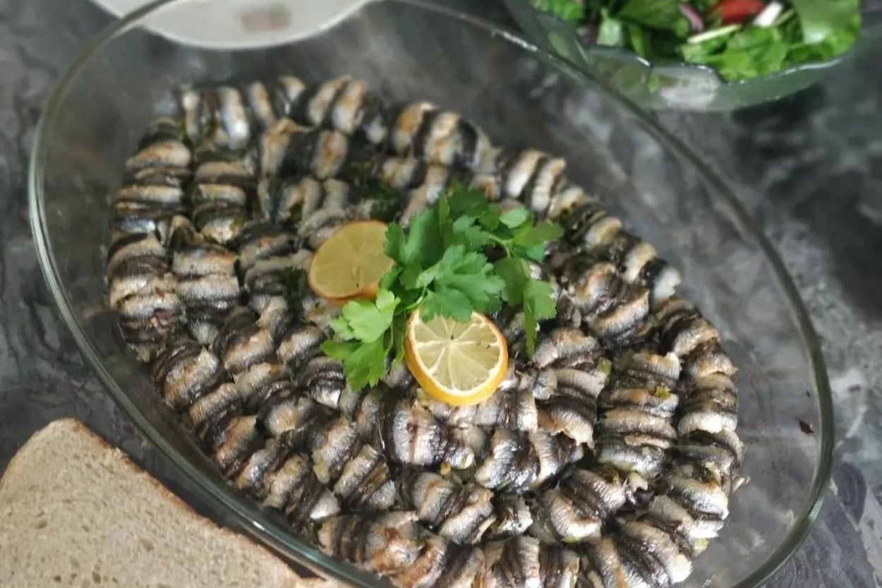Bu Kez Kızartmıyoruz: Fırında Dolgulu Hamsi Sarma