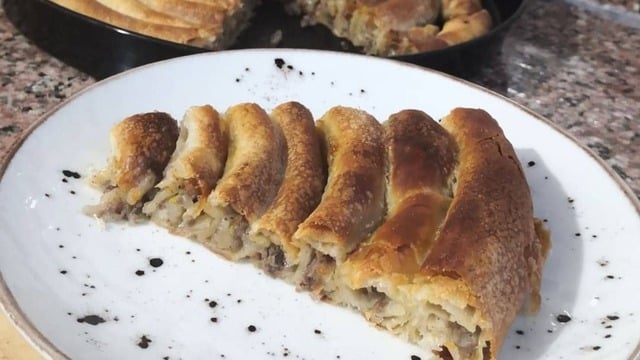 Dışı Çıtır Çıtır İçi Yumuşacık: Kıymalı Börek