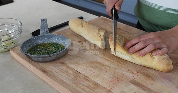 italyan-usulu-sarimsakli-ekmek-tarifi-3