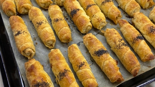 Fırında Pişiyor: Peynirli Çıtır Börek