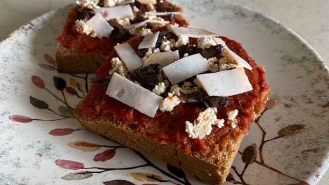 Pratik ve Hafif: Tavada Diyet Ekmek Pizza