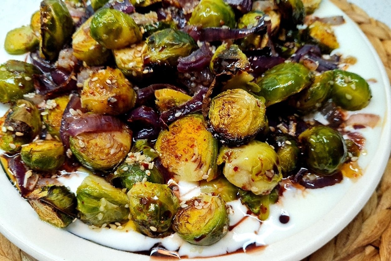 Susamlı Yoğurtlu: Brüksel Lahanası Salatası