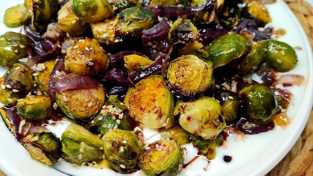 Susamlı Yoğurtlu: Brüksel Lahanası Salatası