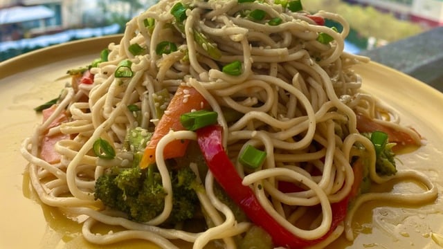 Çin Makarnası: Sebzeli Noodle