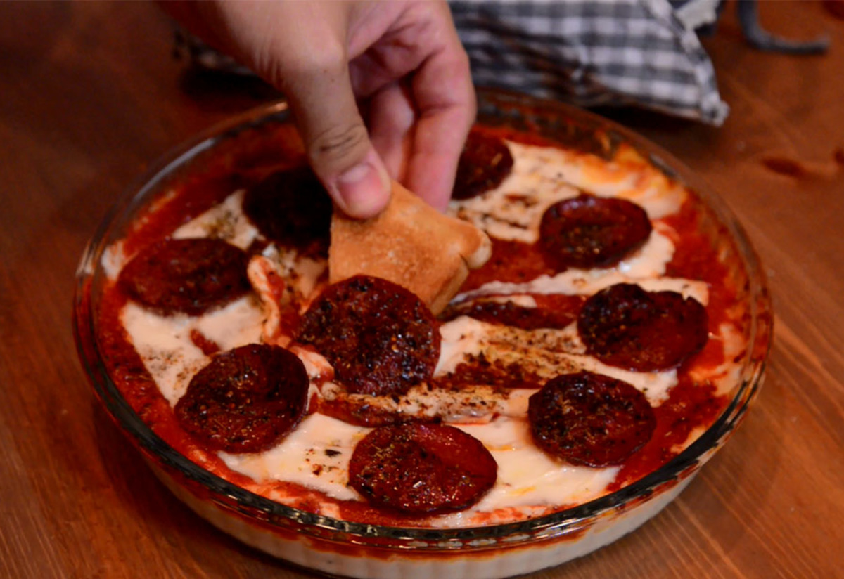 Yoldan Çıkarır: Hamursuz Pizza [İZLE] Tarifi