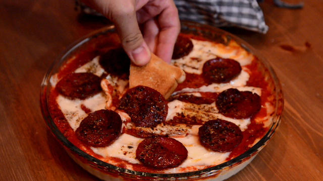 Yoldan Çıkarır: Hamursuz Pizza [İZLE]