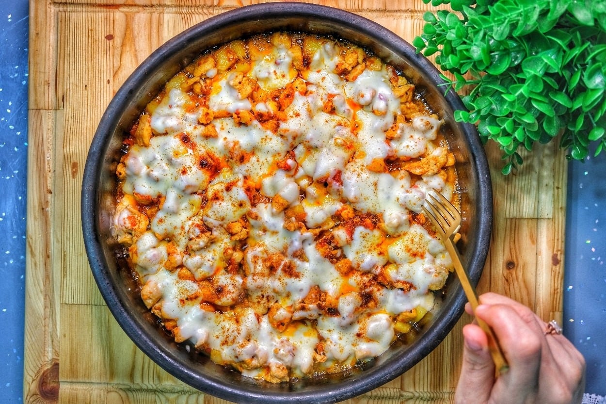 Lezzeti Katlanır: Kiremitte Kaşarlı Tavuk