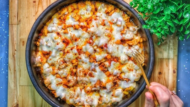 Lezzeti Katlanır: Kiremitte Kaşarlı Tavuk