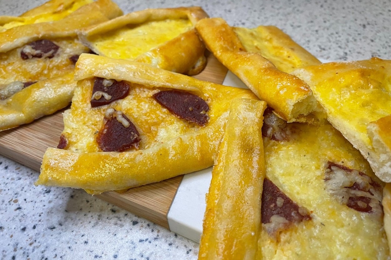 Çıtır Hamuruyla: Sucuklu Kaşarlı Pide