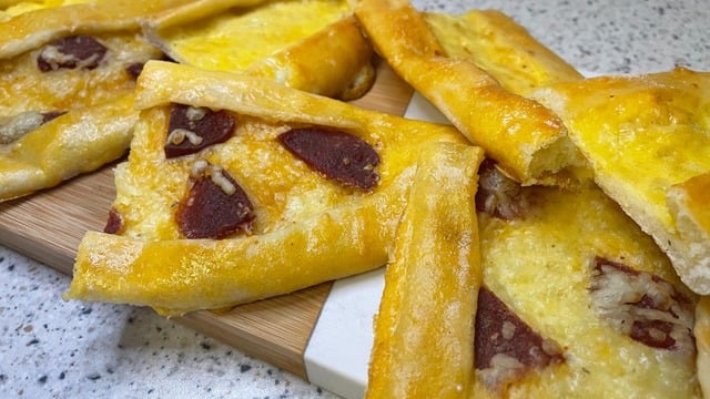 Çıtır Hamuruyla: Sucuklu Kaşarlı Pide