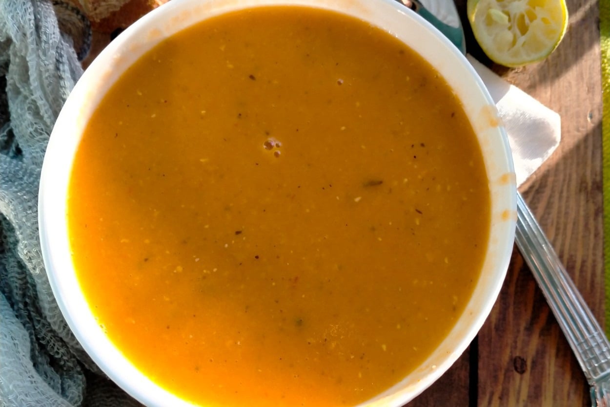 Kavurarak Yapılıyor: Kırmızı Mercimek Çorbası