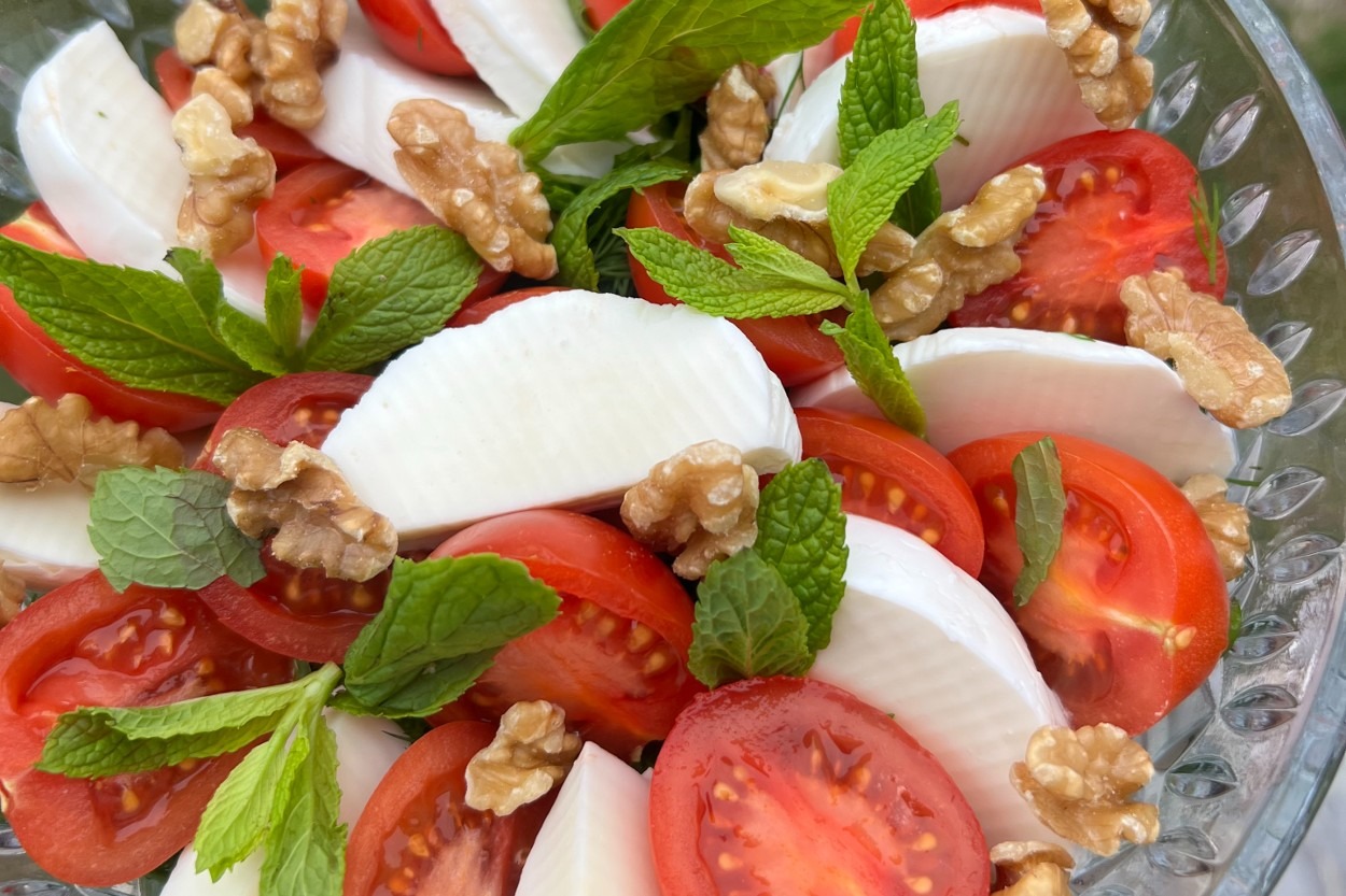 Kahvaltıya Geldi: Mozzarella Peynirli Salata