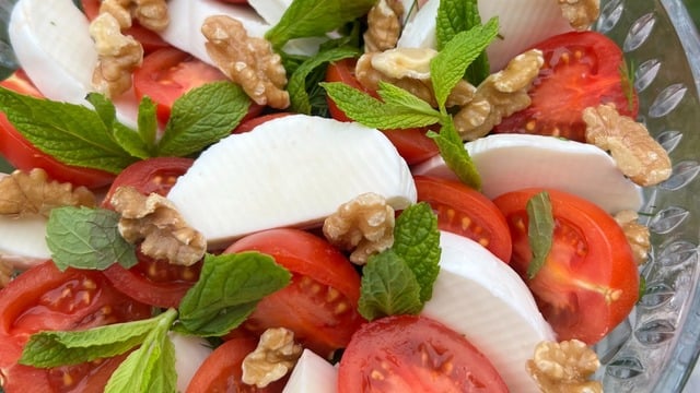 Kahvaltıya Geldi: Mozzarella Peynirli Salata