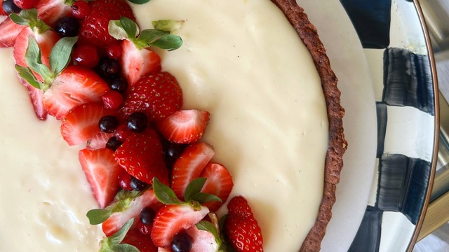 Kıyır Kıyır Hamuruyla: Beyaz Çikolatalı Çilekli Tart