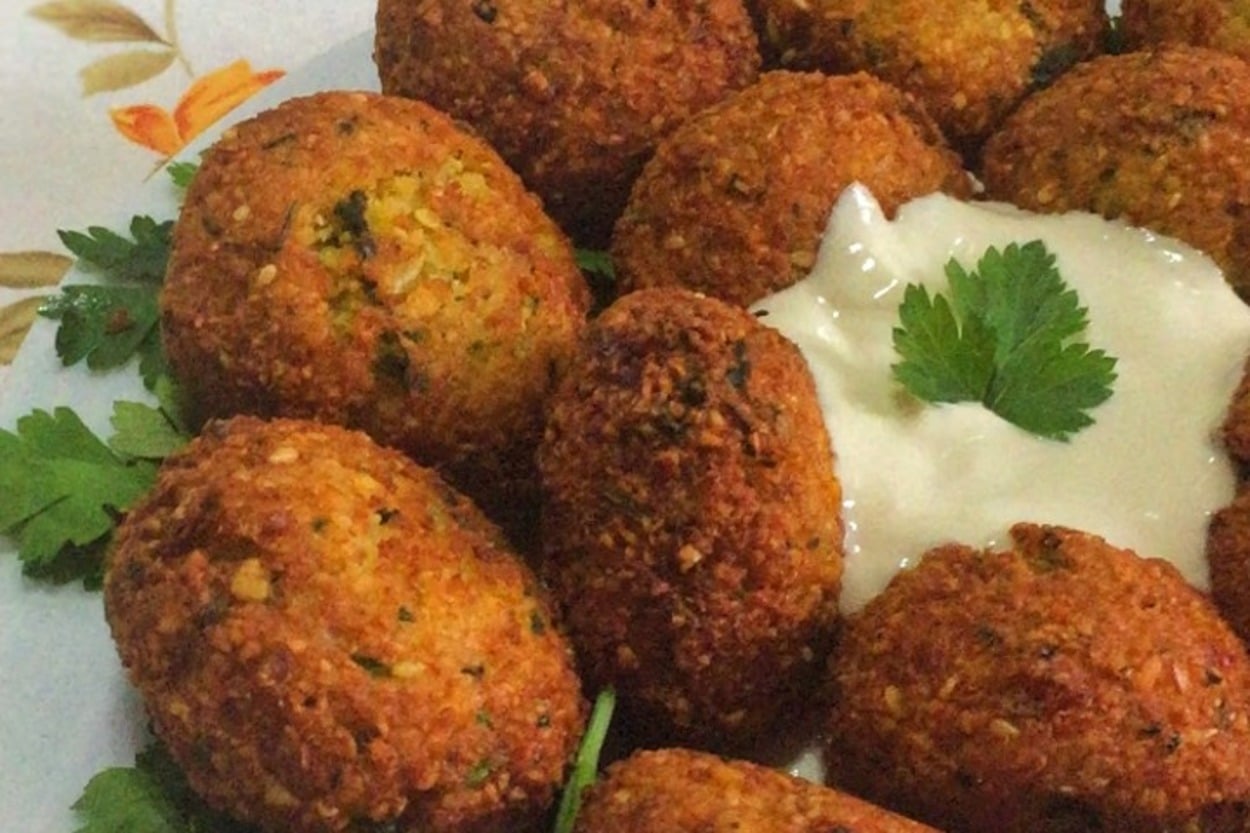 Nohutlar Hazırlansın: Soslu Falafel