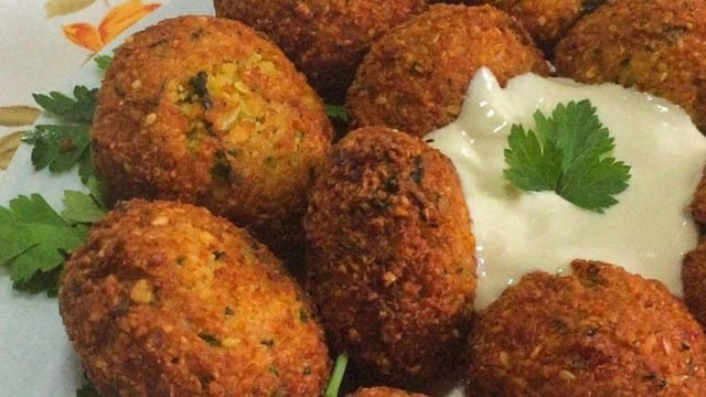Nohutlar Hazırlansın: Soslu Falafel
