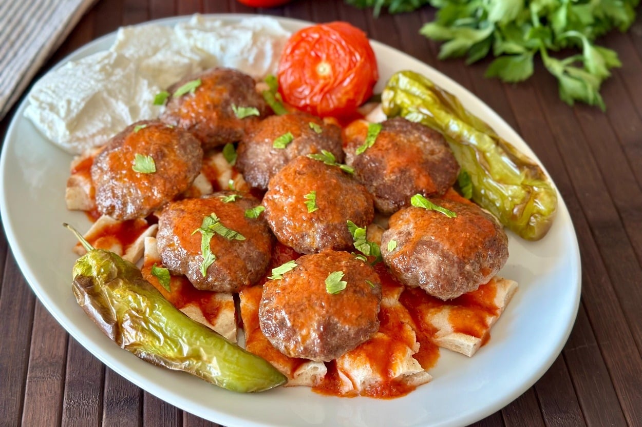 Bursa'nın Lezzeti: Domates Soslu Pideli Köfte