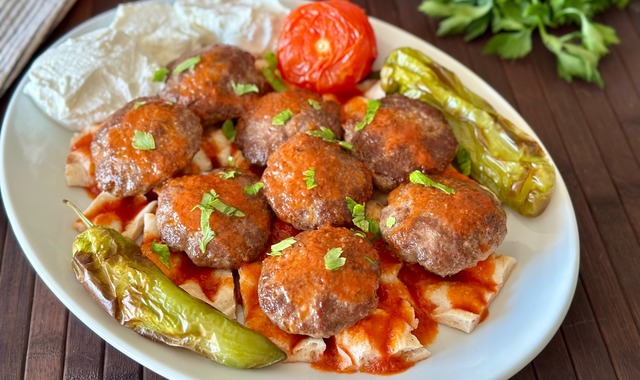 Bursa'nın Lezzeti: Domates Soslu Pideli Köfte