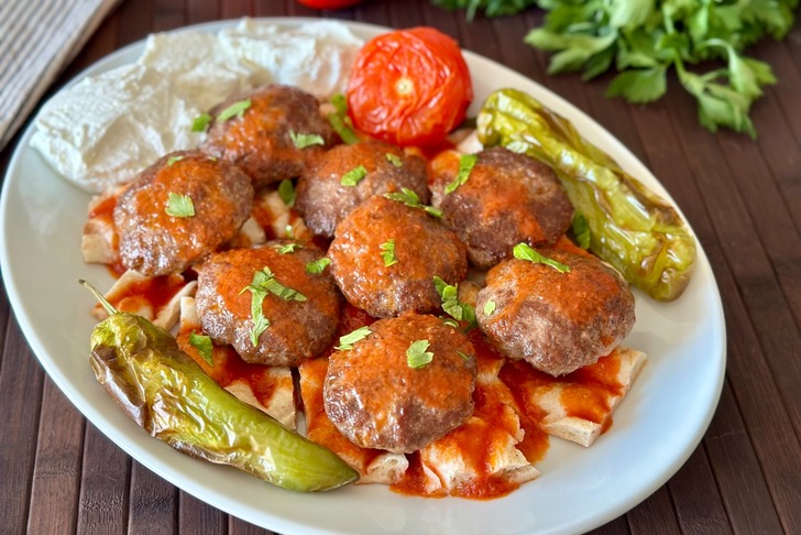 Domates Soslu Pideli Köfte Tarifi