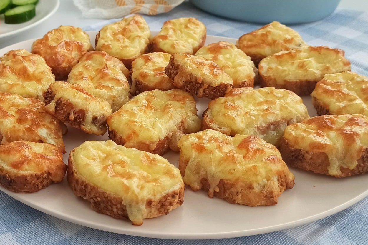 Bayatlayan Ekmeğini Değerlendir: Fırında Peynirli Yumurtalı Ekmek