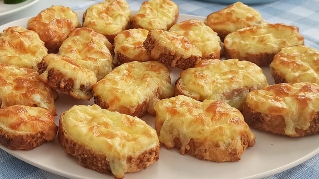 Bayatlayan Ekmeğini Değerlendir: Fırında Peynirli Yumurtalı Ekmek