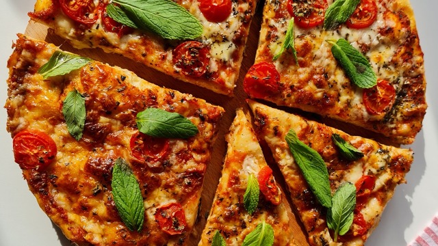 Az Malzeme Bol Lezzet: Kolay Pizza