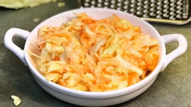 Havuçla Lahananın Aşkı: Coleslaw Salata