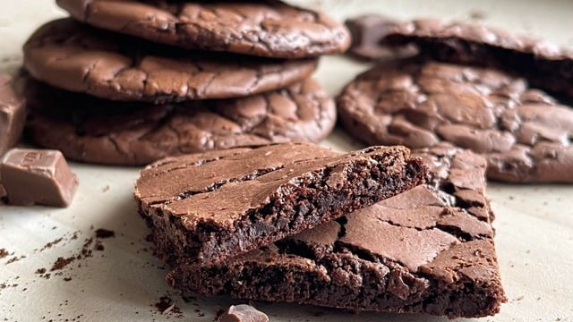 Üzeri Çatlak: Çikolatalı Brownie Kurabiye