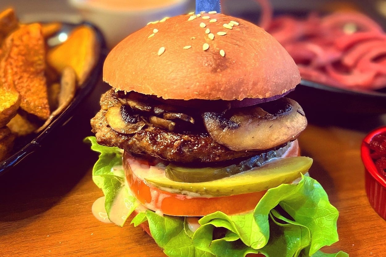 Ekmeğinden Sosuna: Mantarlı Ev Yapımı Hamburger