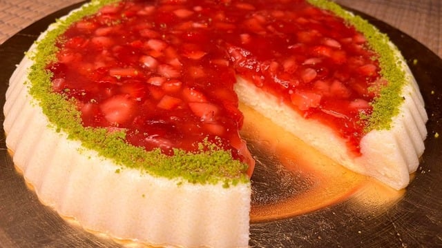 Yapması da Çok Kolay: Çilekli İrmik Tatlısı