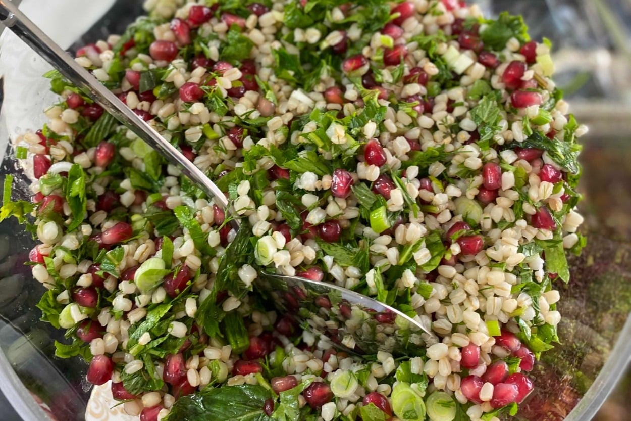 Tek Başına Doyurur: Narlı Buğdaylı Salata