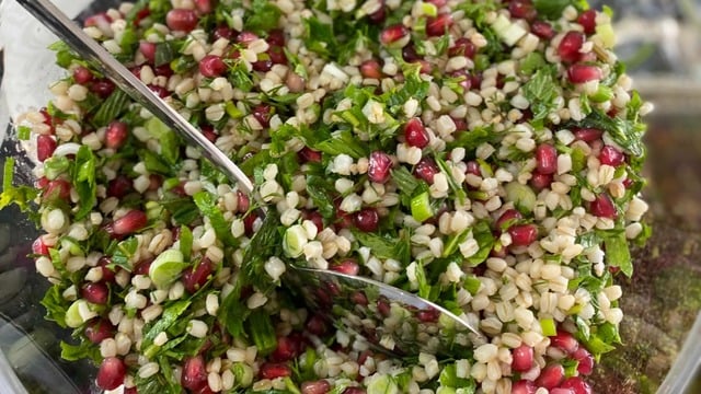 Tek Başına Doyurur: Narlı Buğdaylı Salata