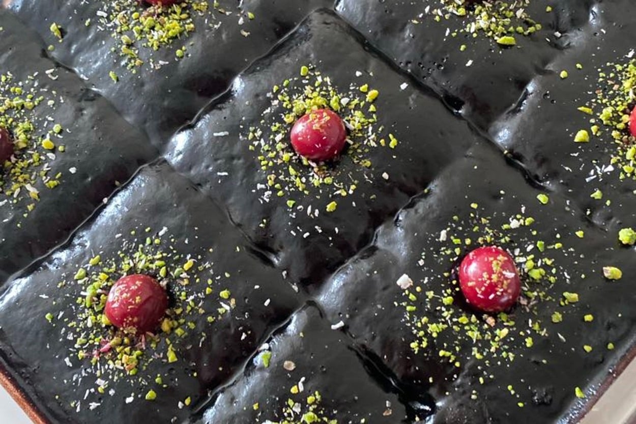 Sosunu Tam Çeker: Brownie Tadında Islak Kek