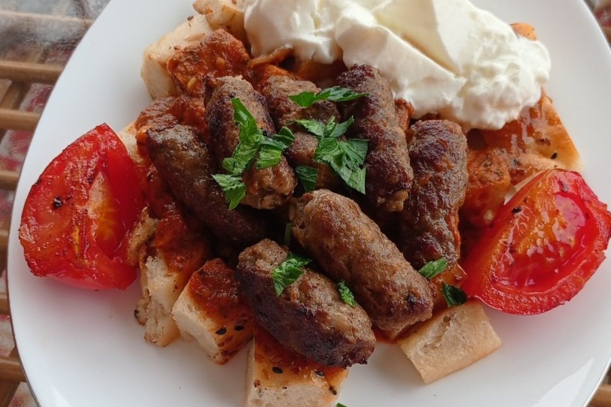 Soslu ve Tereyağlı: Manisa Köftesi