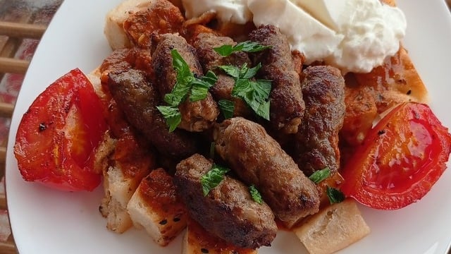 Soslu ve Tereyağlı: Manisa Köftesi