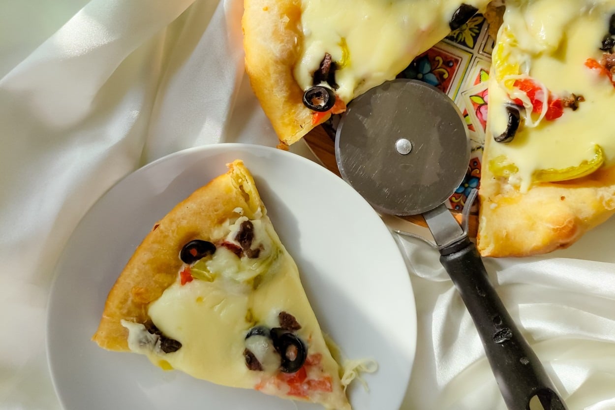 Yemeden Duramam: Peynir Kenarlı Pizza Tarifi