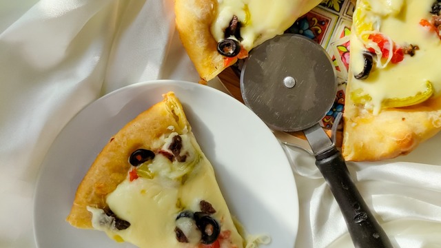 Yemeden Duramam: Peynir Kenarlı Pizza Tarifi