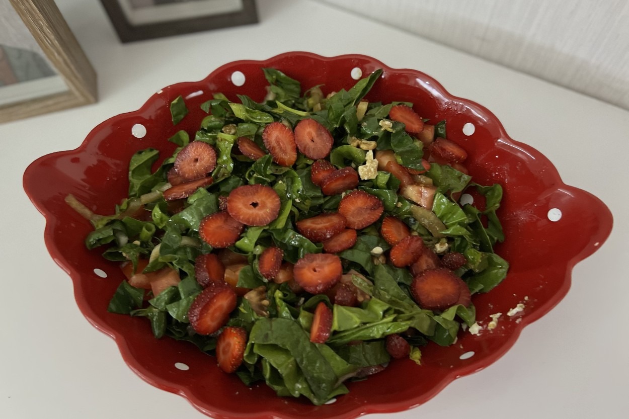 Ferahlık Abidesi: Çilekli Peynirli Ispanak Salatası
