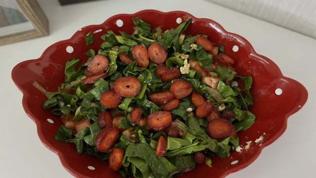Ferahlık Abidesi: Çilekli Peynirli Ispanak Salatası