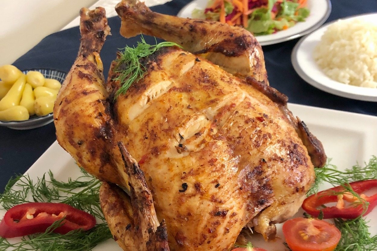 Yumuşacık Pişer: Fırında Bütün Tavuk