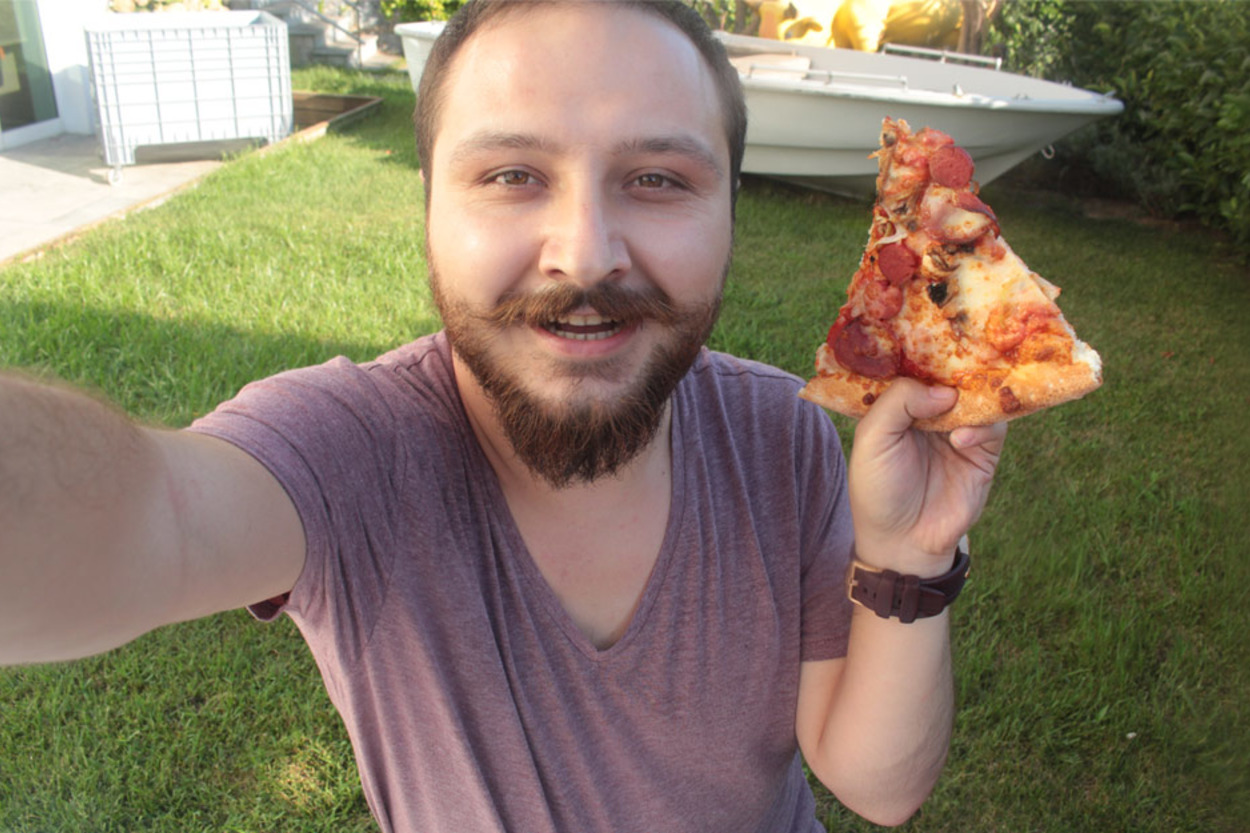 Sen Şu Şekil Yersin, Ben Şu Şekil: Pizza Aslında Nasıl Yenir? [İZLE]