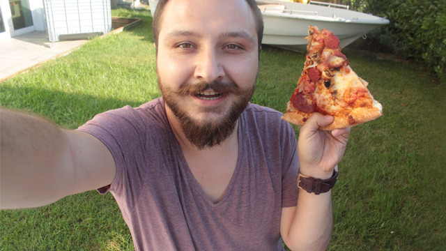 Sen Şu Şekil Yersin, Ben Şu Şekil: Pizza Aslında Nasıl Yenir? [İZLE]