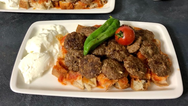 Sosuyla Güzel: Pideli Köfte