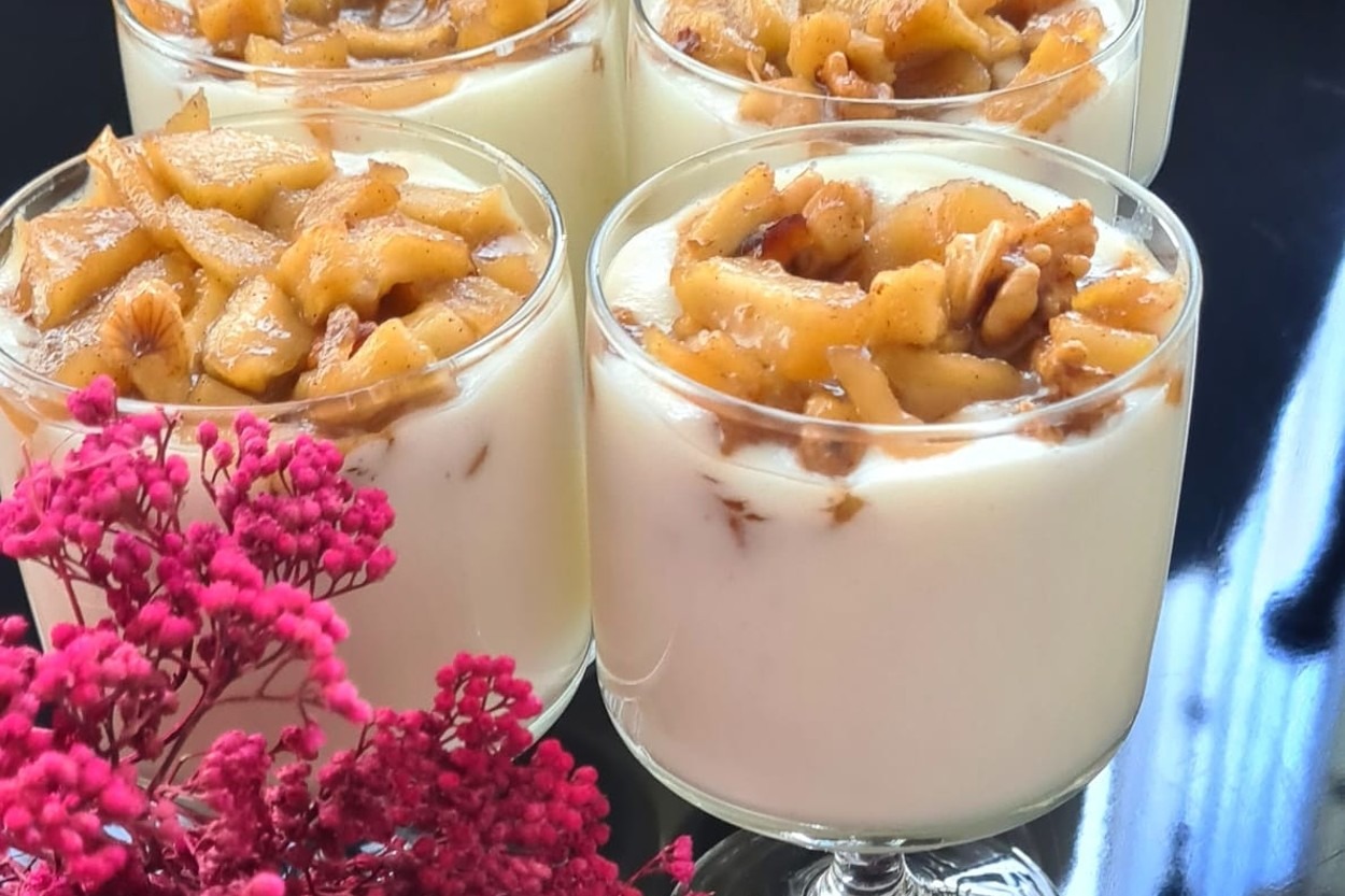 Kaşık Kaşık Yemelik: Kupta Elmalı Karamelli Muhallebi