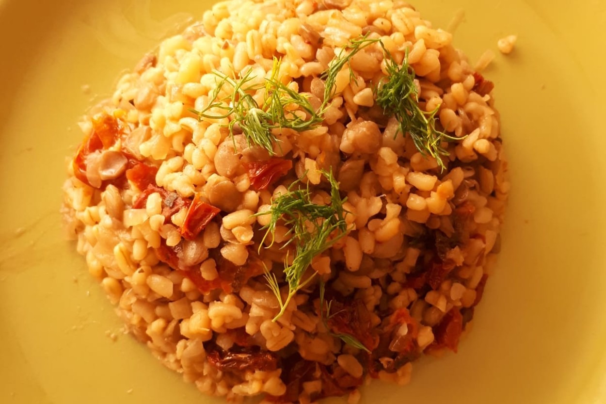 Mercimek de Var: Kurutulmuş Domatesli Bulgur Pilavı