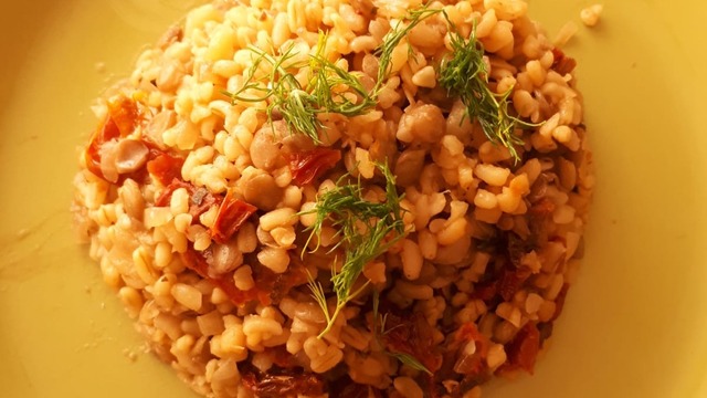 Mercimek de Var: Kurutulmuş Domatesli Bulgur Pilavı