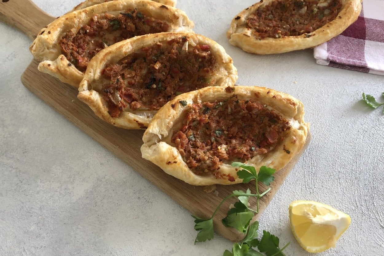 Hamur Yoğurmadan: Kıymalı Milföy Pide